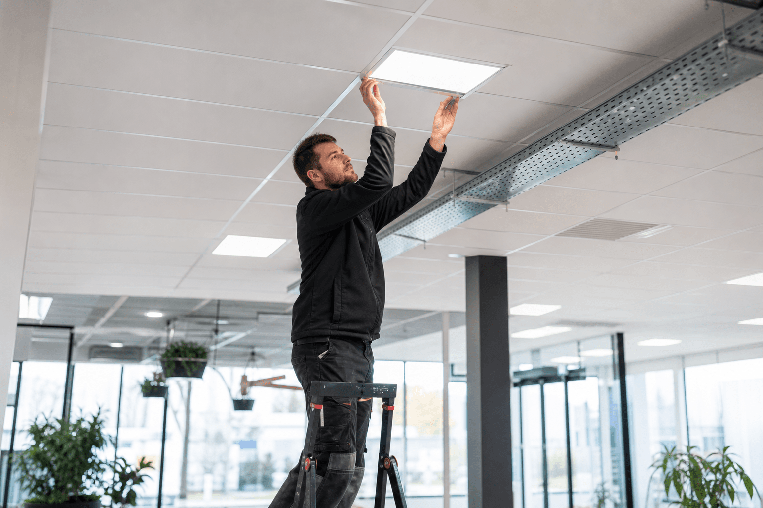 Zakelijke elektrotechniek: monteur bij LED en bedrijfsinstallatie in Dordrecht — BMI Electrotechniek